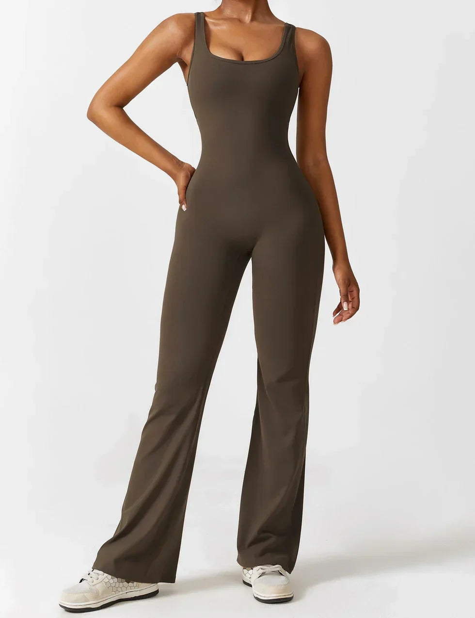 Comfortabele dames jumpsuit met V-rug, flared pijpen en figuurvormend effect.
