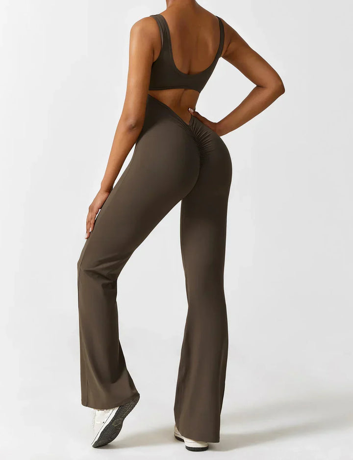 Trendy dames jumpsuit, flared en elastisch, met stijlvolle V-rug voor een figuurvormende look.