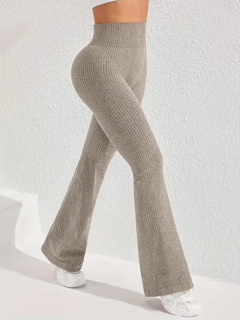 Casual dames legging met flared pijpen en hoge taille, ribgebreid en super comfortabel.