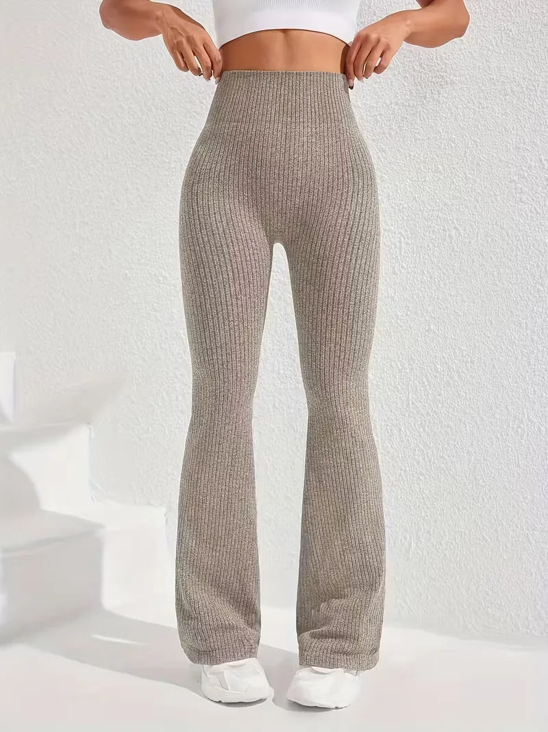 Dames sportlegging met flared pijpen en hoge taille, gemaakt van zachte, comfortabele stretchstof.