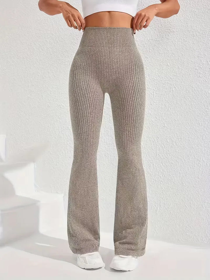 Dames sportlegging met flared pijpen en hoge taille, gemaakt van zachte, comfortabele stretchstof.
