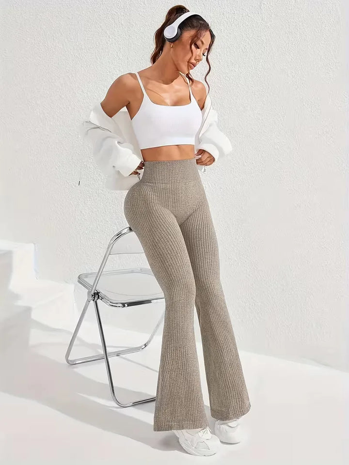 Zwarte dames flared legging, hoge taille, ribgebreid, perfect voor elke gelegenheid.