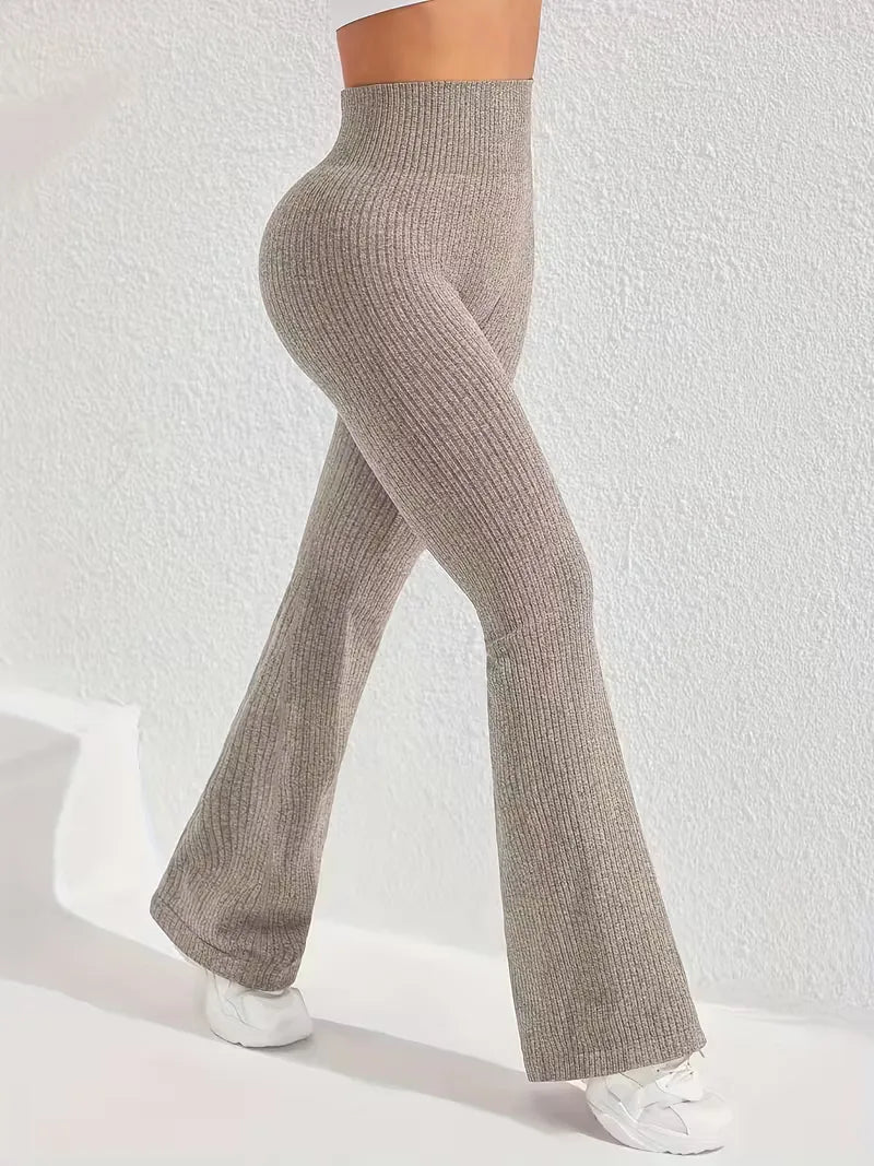 Comfortabele stretch dames legging met flared pijpen en hoge taille, ideaal voor dagelijks gebruik.