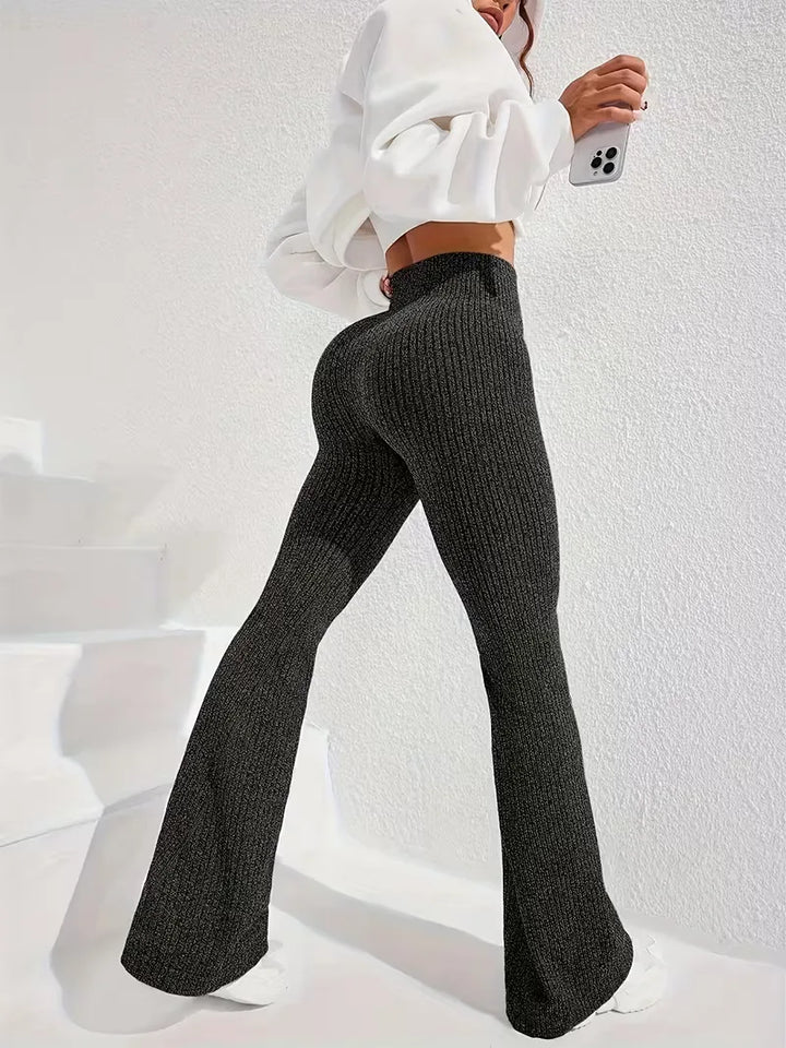 Ribgebreide dames legging met flared pijpen, hoge taille, trendy en comfortabel voor sport en casual.