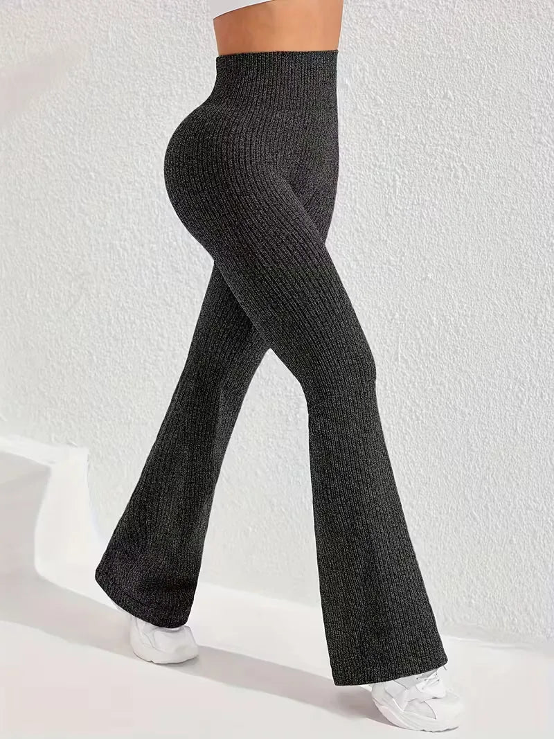 Flared ribgebreide legging voor dames, hoge taille, ademend en perfect voor een actieve levensstijl.