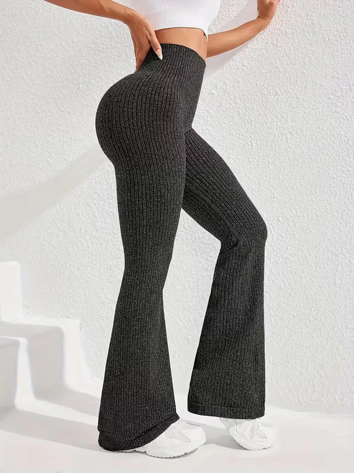 Zwarte dames legging met flared pijpen, hoge taille en ribgebreid design, erg veelzijdig.