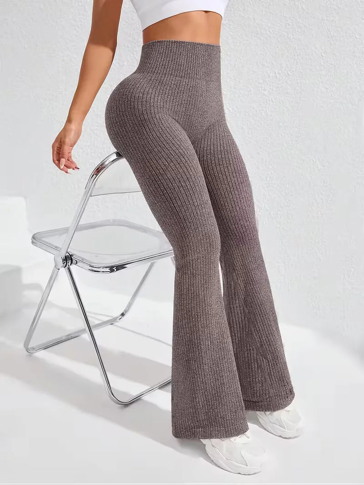 Ribgebreide dames flared legging, hoge taille, comfortabel en perfect te combineren met diverse tops.
