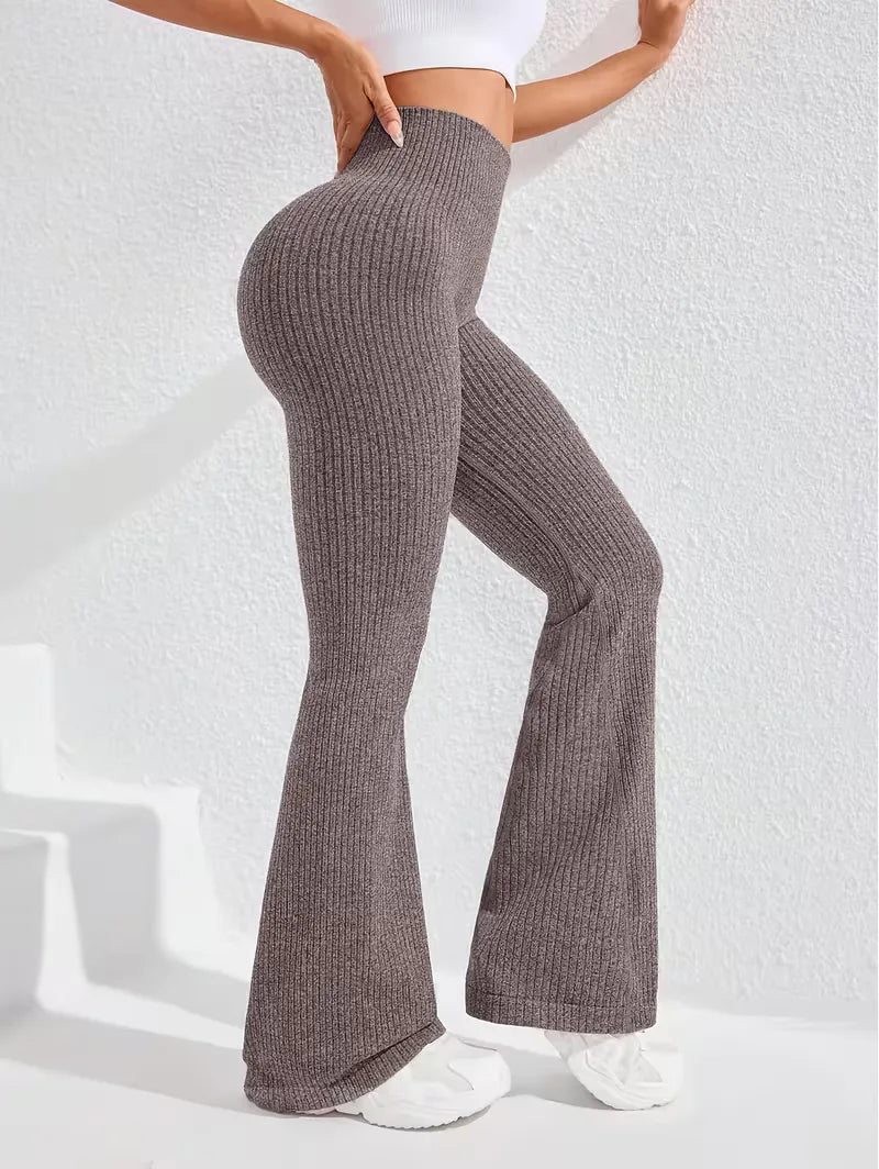 Veelzijdige zwarte dames legging, flared pijpen, hoge taille, comfortabel voor lente en zomer.