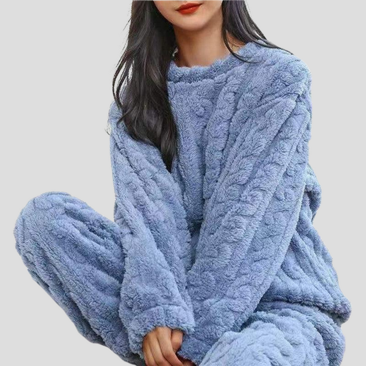 Dames fleece pyjamaset in zachtroze, perfect voor comfortabele loungewear tijdens de koude winteravonden.
