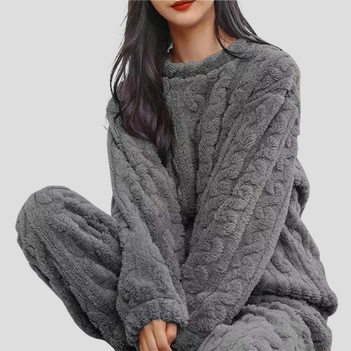 Warm grijs fleece pyjamaset voor dames, ideaal als nachtkleding of comfortabel huispak in de winter.