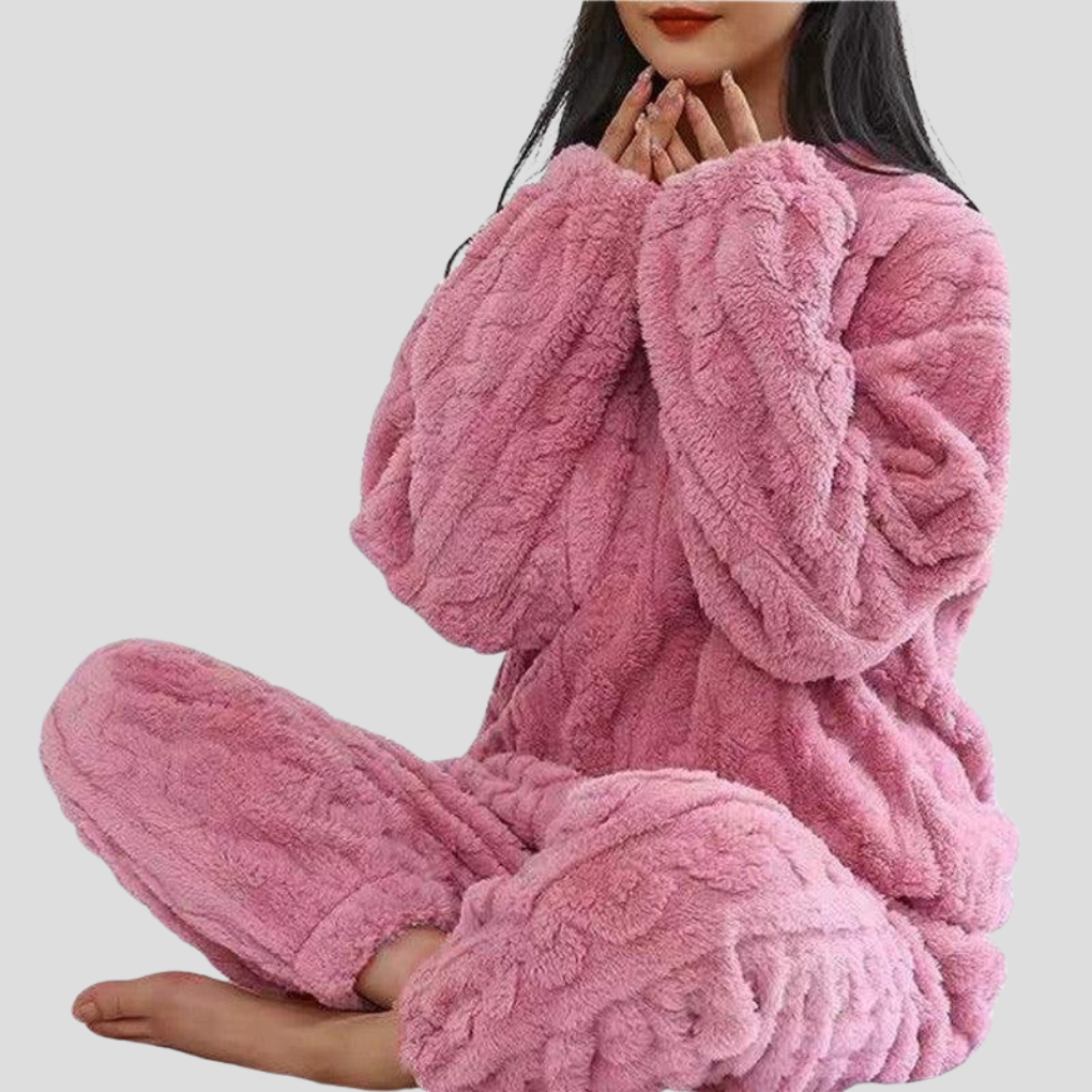 Detail van de kraag en knoopsluiting van een comfortabele dames fleece pyjamaset, winterkleding.