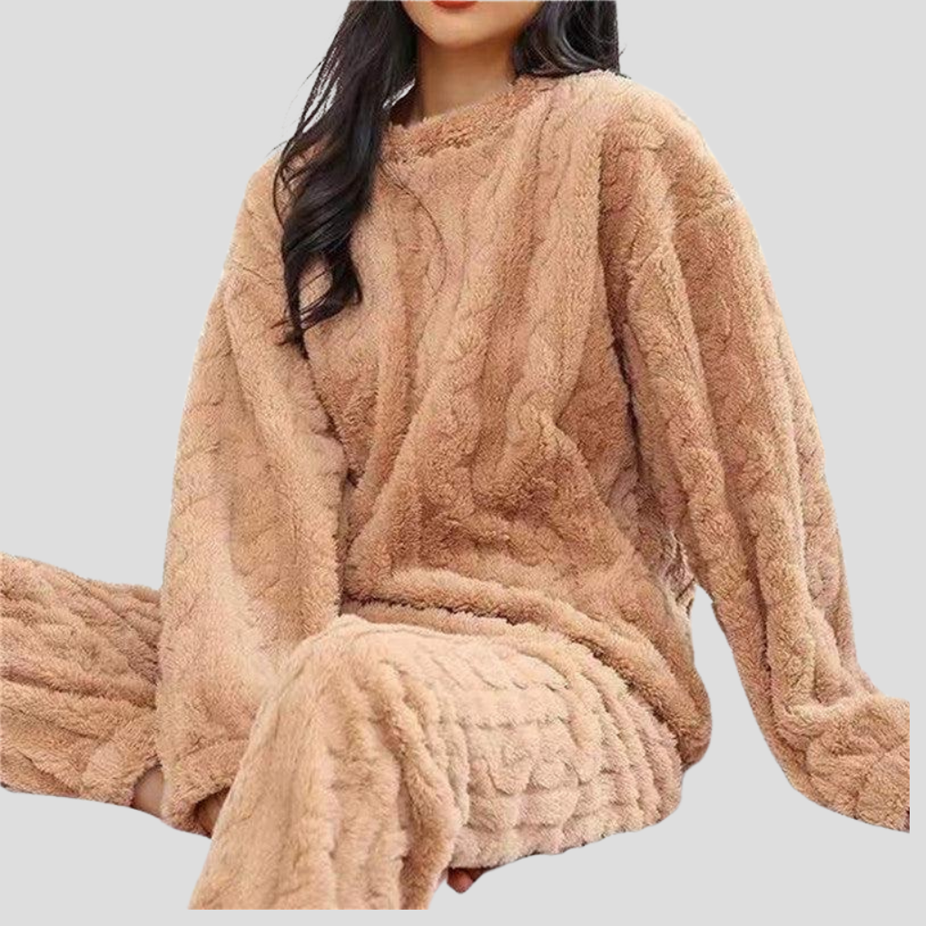 Vrouwelijke pyjamaset van fleece stof, bordeauxrood, compleet met lange mouwen en broek voor warmte en comfort.