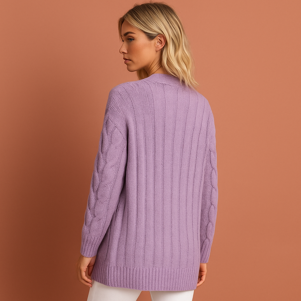 Warm paars dames gebreid vest met voorzakken; comfortabele en veelzijdige kleding voor de winter.