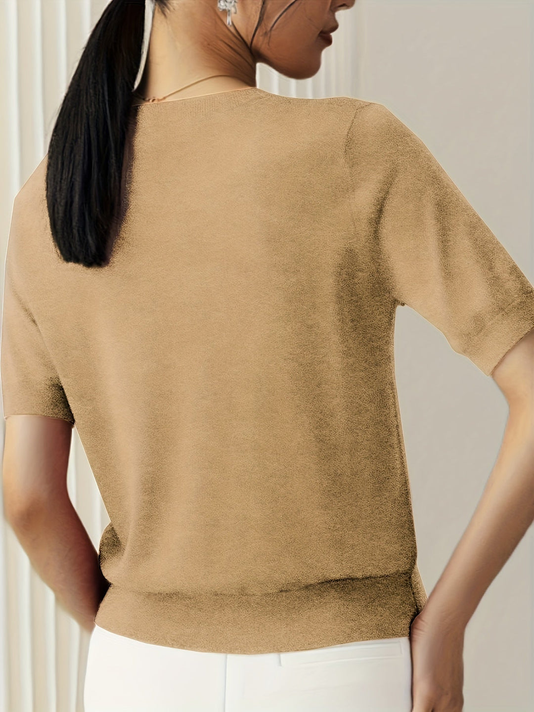 Dames gebreide sweater met korte mouwen en ronde hals, geschikt voor vele gelegenheden.