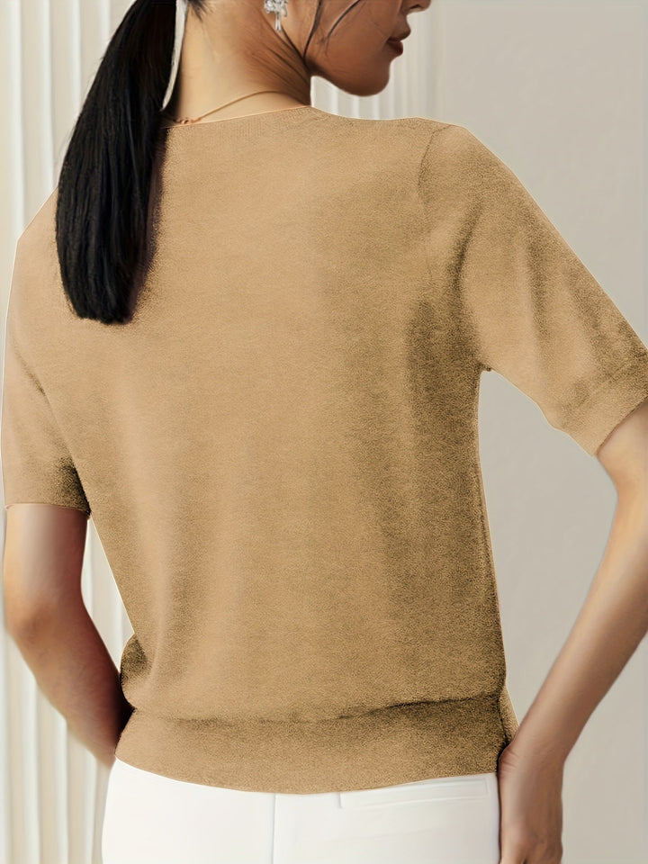 Dames gebreide sweater met korte mouwen en ronde hals, geschikt voor vele gelegenheden.