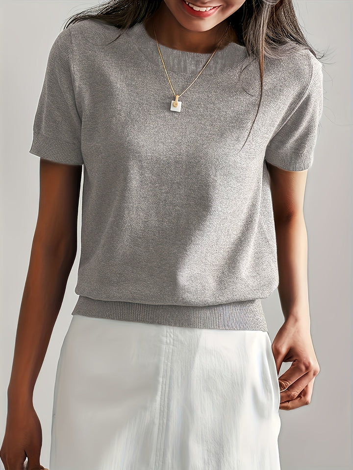 Elegante dames sweater, gebreid, met comfortabele korte mouwen en klassieke ronde hals.