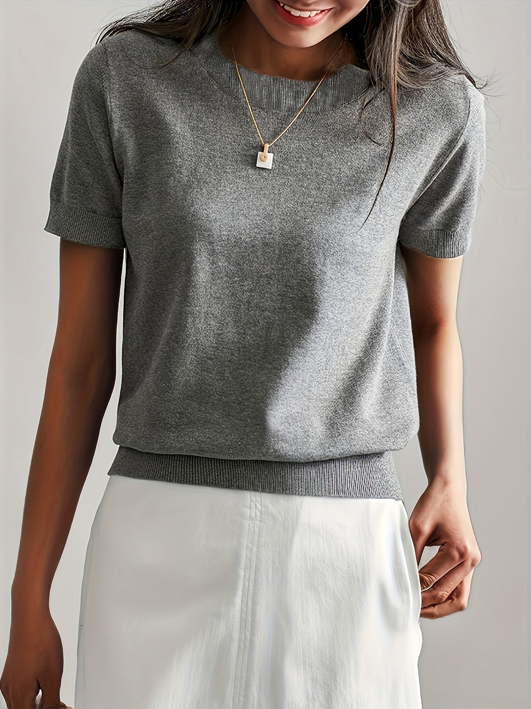 Zomerse gebreide dames trui, korte mouwen, ronde hals, ideaal voor een frisse, casual look.