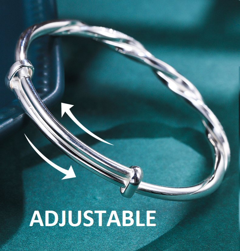 Detailfoto van de unieke gedraaide textuur van de zilveren dames armband, kwaliteitsvol accessoire