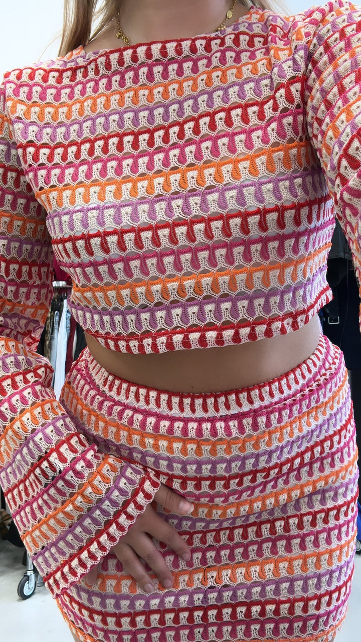 Stijlvolle gehaakte top en bijpassende short voor dames, creëert een trendy zomerset look.