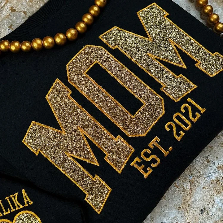 Zachte dames sweatshirt, gepersonaliseerd met namen van kinderen op de mouw. Uniek Moederdag cadeau voor mama.