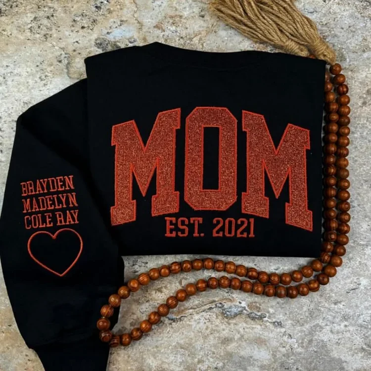 Stijlvolle dames hoodie met glitter namen op de mouw. Een comfortabel en gepersonaliseerd Moederdag cadeau.