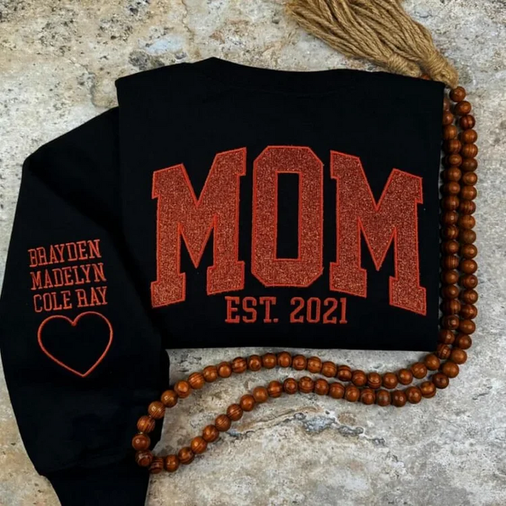 Stijlvolle dames hoodie met glitter namen op de mouw. Een comfortabel en gepersonaliseerd Moederdag cadeau.