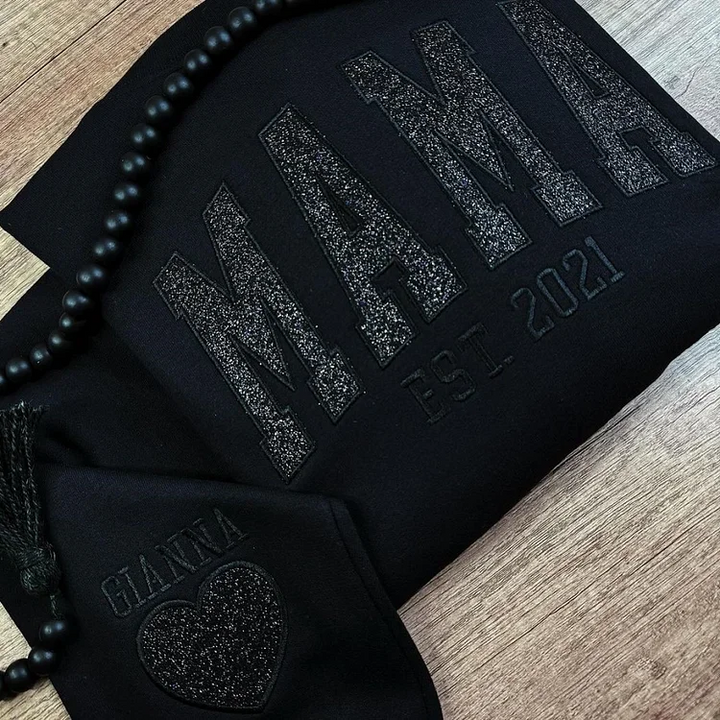 Gepersonaliseerde Moederdag trui voor dames, met namen op de mouw. Ideaal geschenk voor elke moeder.