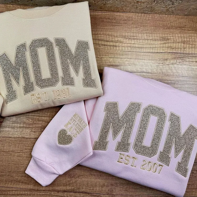 Comfortabele dames trui, gepersonaliseerd met namen op de mouw. Een warm en uniek Moederdag cadeau voor haar.