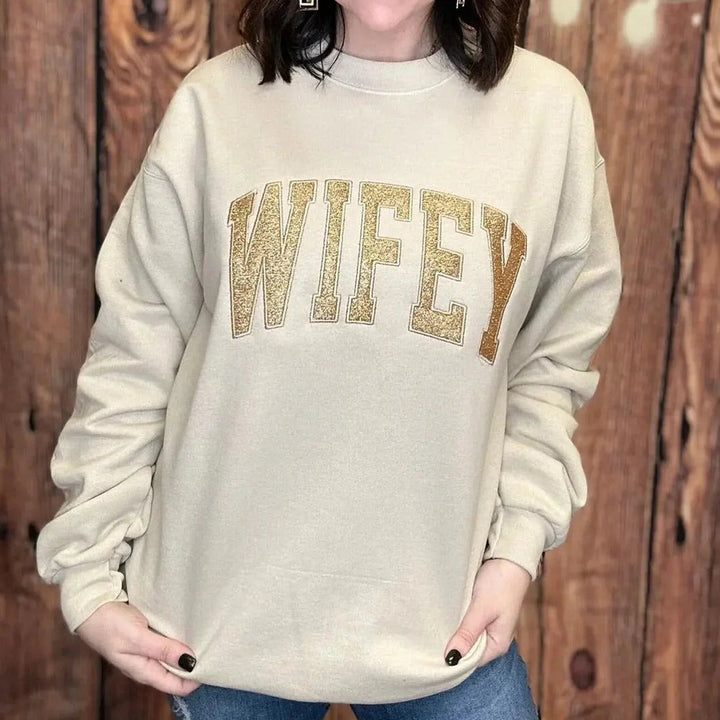 Dames sweatshirt met namen op de mouw, gepersonaliseerd voor Moederdag. Een zachte en dierbare herinnering.