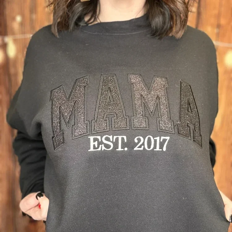 Moderne dames trui met gepersonaliseerde namen op de mouw. Het perfecte Moederdag cadeau voor een bijzondere mama.