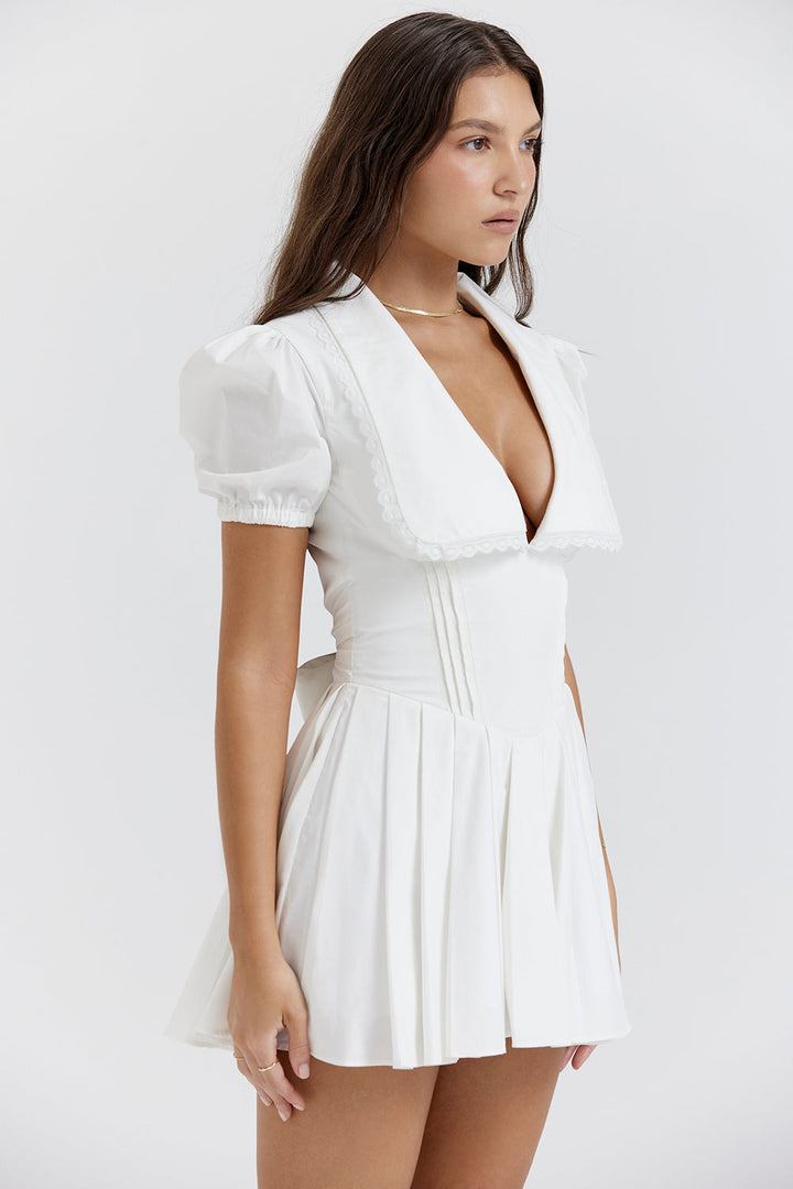 Verfijnde dames mini-jurk, geplooid met chique pofmouwen en elegante V-hals. Geschikt voor feesten en casual.