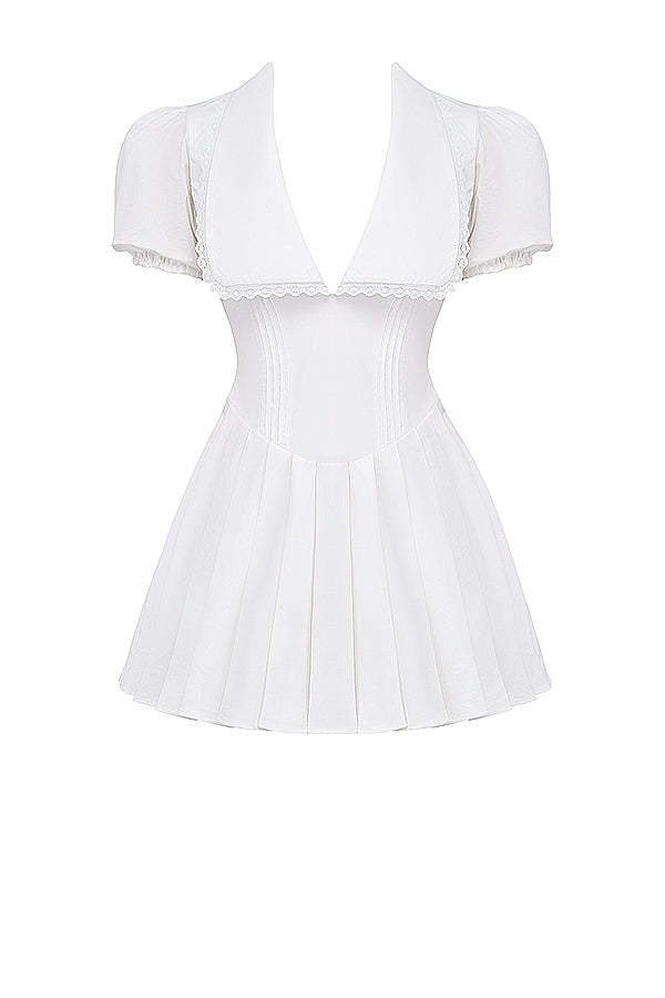 Achterkant van stijlvolle dames geplooide mini-jurk met pofmouwen, perfect voor zomer of feestelijke gelegenheden.