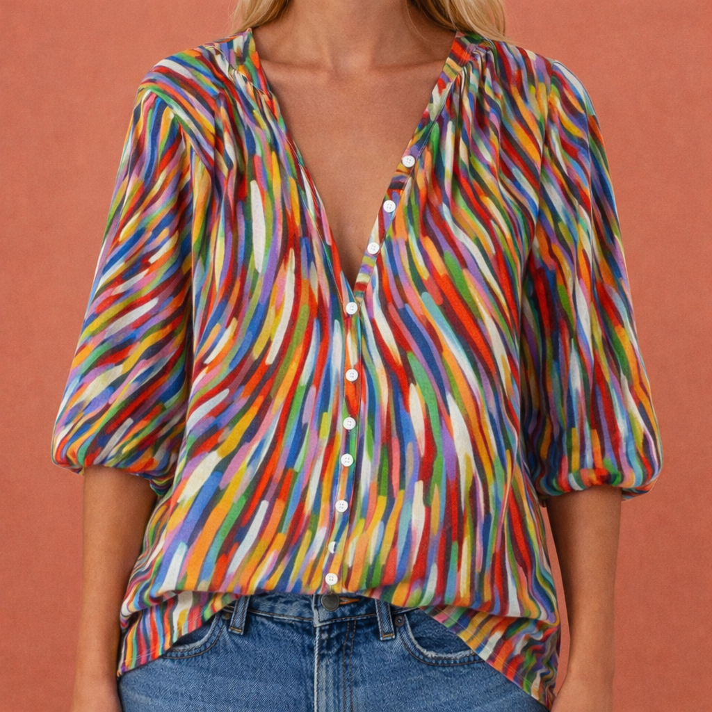 Casual dames zomerblouse met losvallende pasvorm, vrolijke print, V-hals en elegante knoopjes.