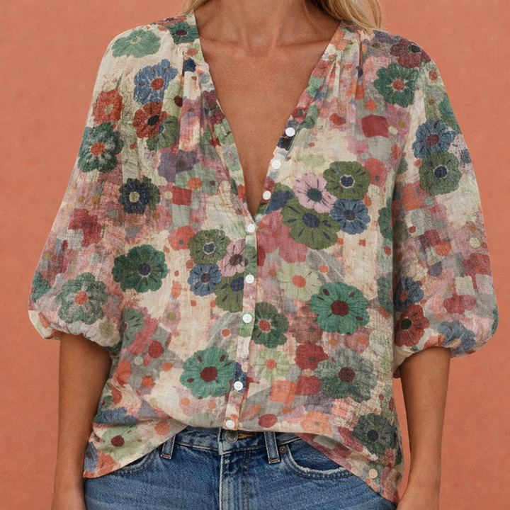 Moderne losvallende dames blouse met V-hals, geprinte patroon en knoopsluiting, perfect voor casual mode.