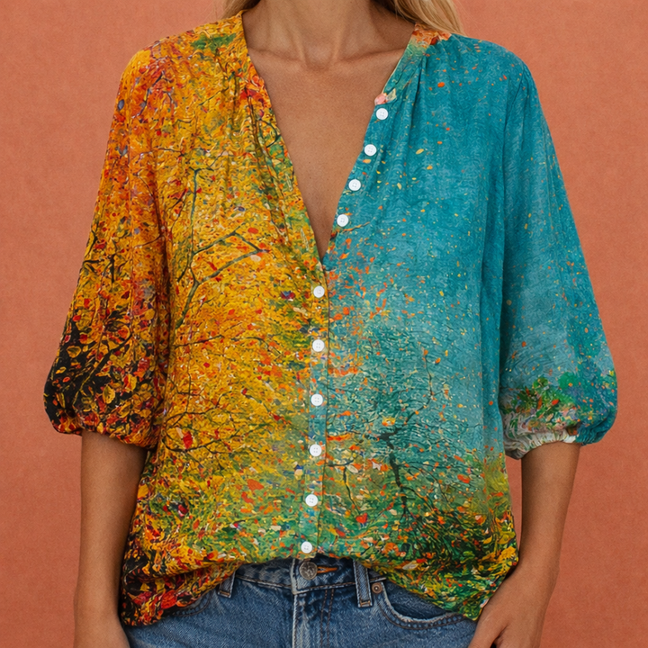 Dames zomerblouse met levendige print, comfortabele losvallende fit, V-hals en functionele knoopsluiting.