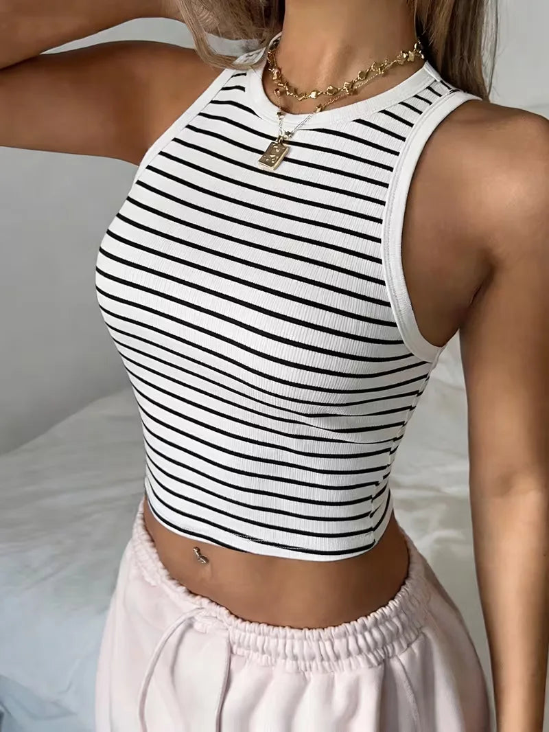 Casual dames mouwloze crop top, geribbeld en gestreept. Essentieel voor de lente en zomer. Modieus.