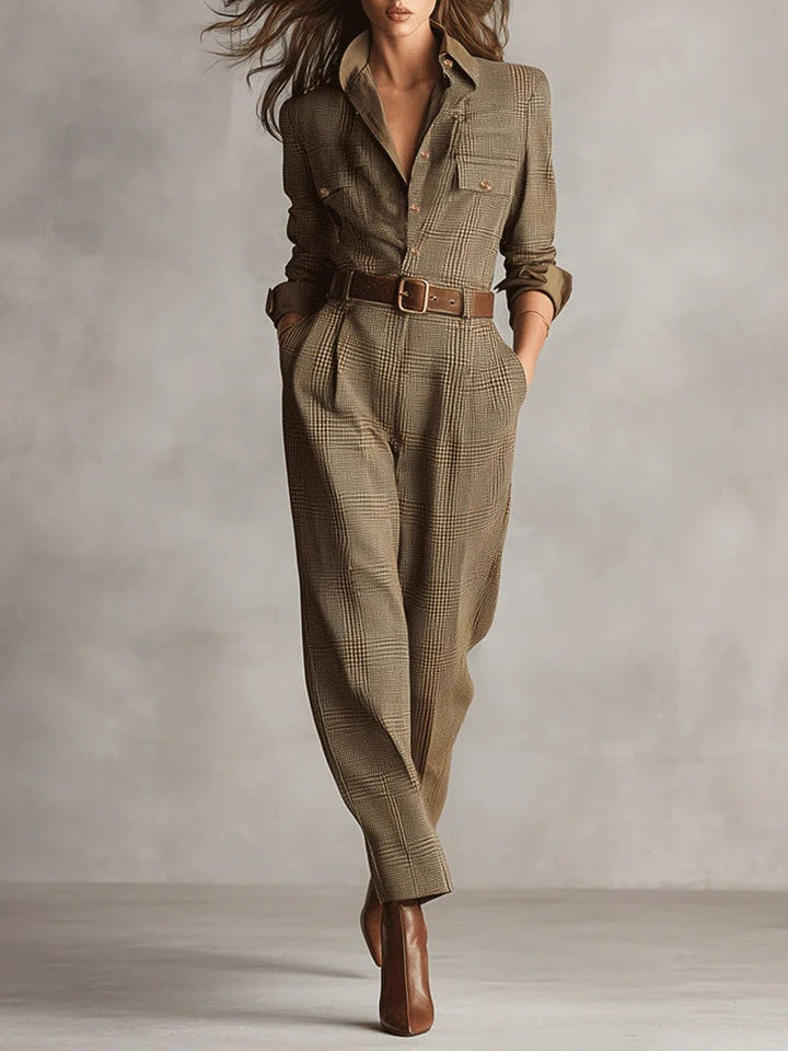 Comfortabele bruine geruite jumpsuit voor dames met klassieke kraag, een stijlvolle eendelige outfit.