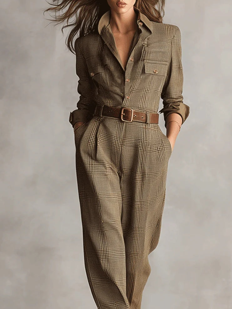 Stijlvolle dames jumpsuit met ruitpatroon en kraag, ideaal voor een elegante en zakelijke look.