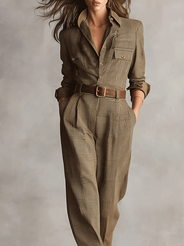 Stijlvolle dames jumpsuit met ruitpatroon en kraag, ideaal voor een elegante en zakelijke look.