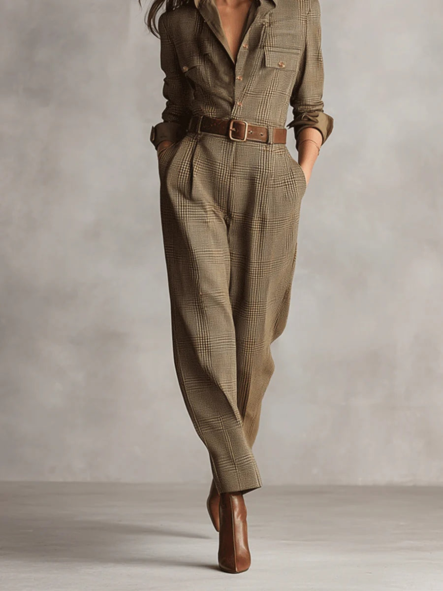 Moderne bruine geruite jumpsuit voor vrouwen met elegante kraag, combineert comfort met zakelijke chic.