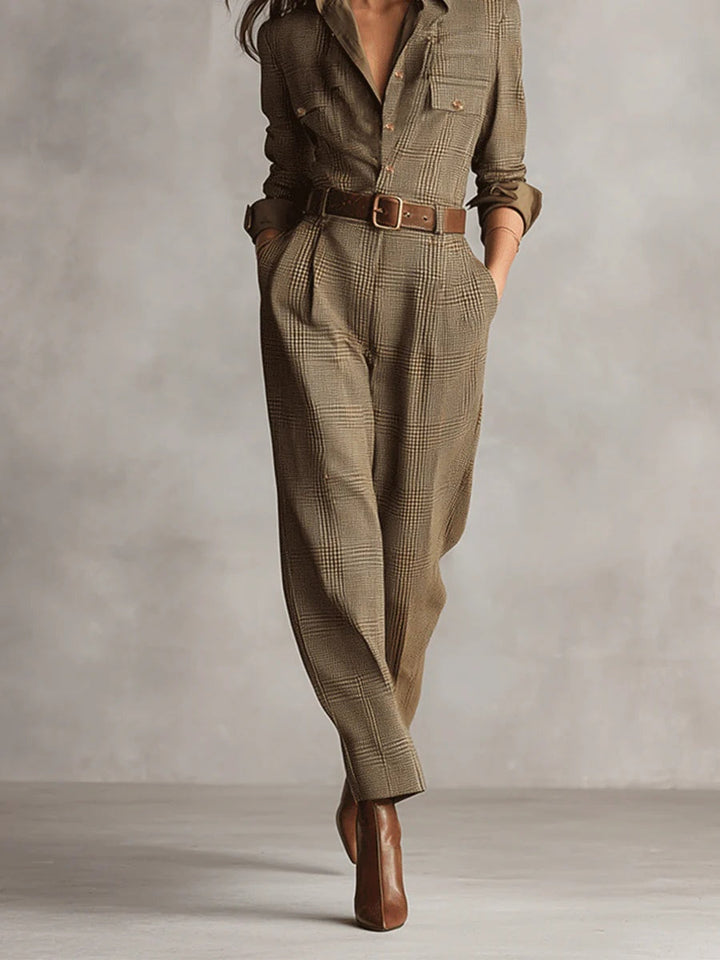 Moderne bruine geruite jumpsuit voor vrouwen met elegante kraag, combineert comfort met zakelijke chic.