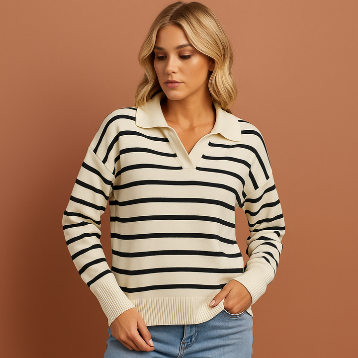Model draagt comfortabel gestreept dames polo shirt met lange mouwen, ideaal voor een casual of fashion look.