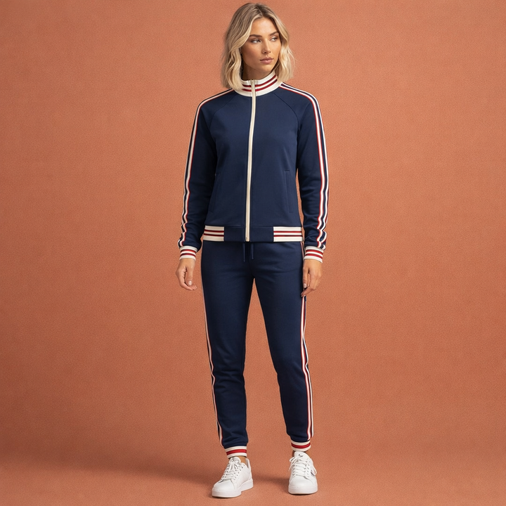 Stijlvol gestreept dames activewear pak, veelzijdig voor sport en ontspanning.