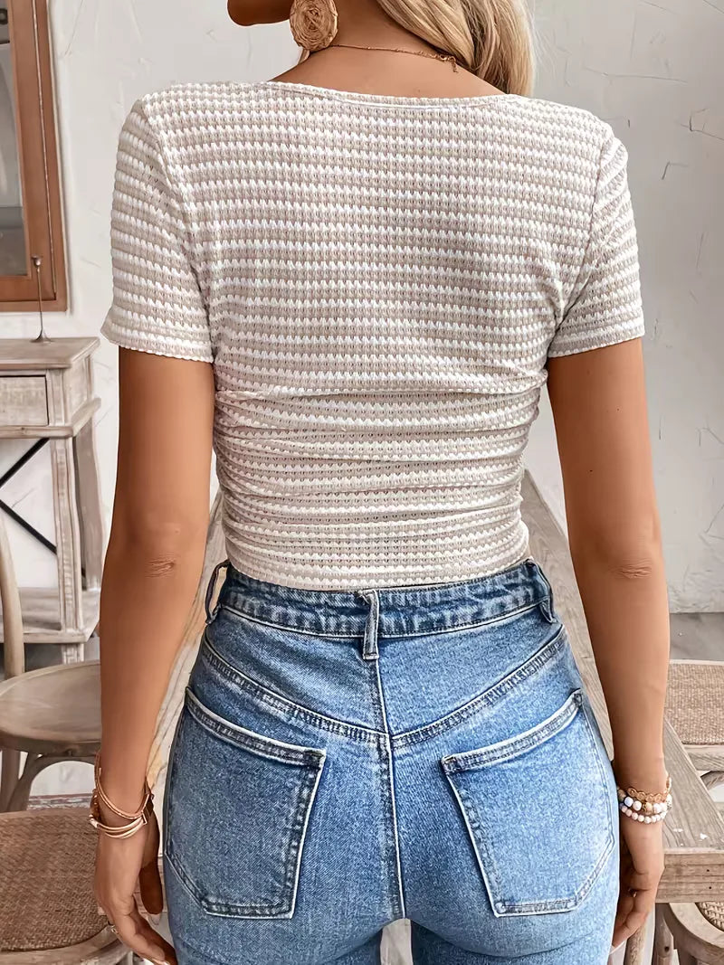 Vrouwen gestreepte crop top, beige met korte mouwen en ronde hals, modieus en comfortabel, zomerse stijl.