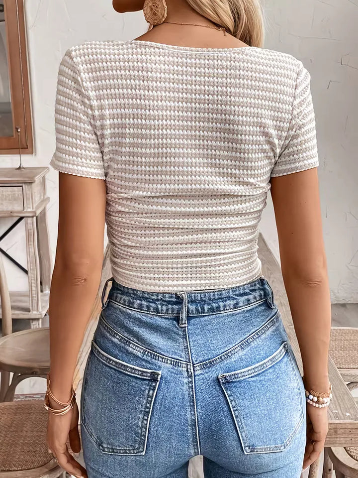 Vrouwen gestreepte crop top, beige met korte mouwen en ronde hals, modieus en comfortabel, zomerse stijl.