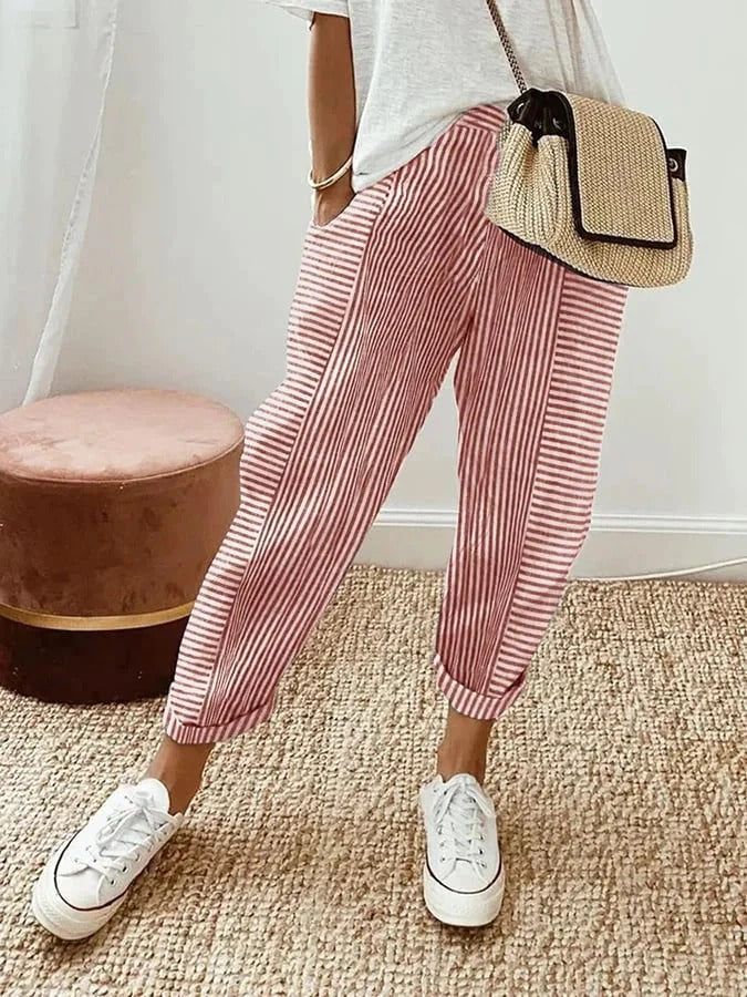 Model draagt een comfortabele dames gestreepte katoenen zomerbroek met hoge taille en trekoord, casual look.
