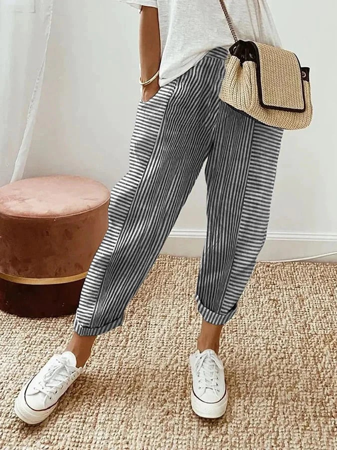 Volledige lengte weergave van een fashionable dames gestreepte katoenen zomerbroek, ideaal voor warme dagen.