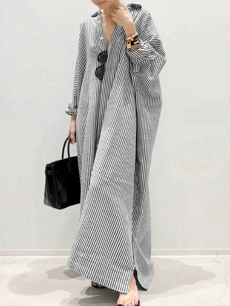 Stijlvolle gestreepte maxi zomerjurk Carmen voor dames, een elegante casual jurk.