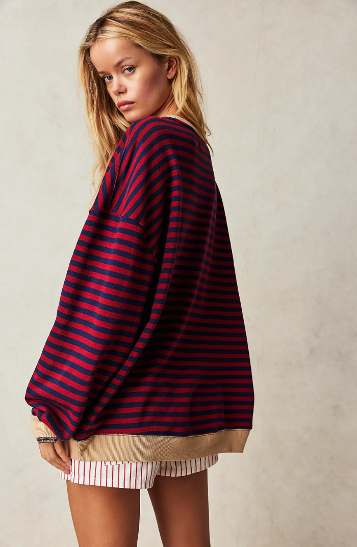 Modieuze oversized damestrui met trendy streepdessin; stijlvol en comfortabel voor elk seizoen.