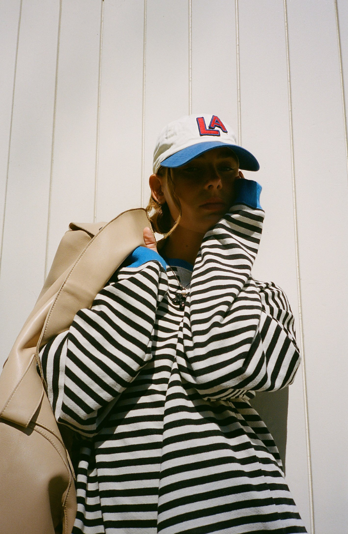 Stijlvolle oversized gestreepte damestrui, een must-have voor een modieuze en relaxte alledaagse look.